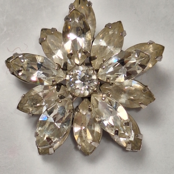 Vintage Weiss Silver Tone Clear Rhinestone Flower Brooch With Pin Stop - Picture 5 of 7